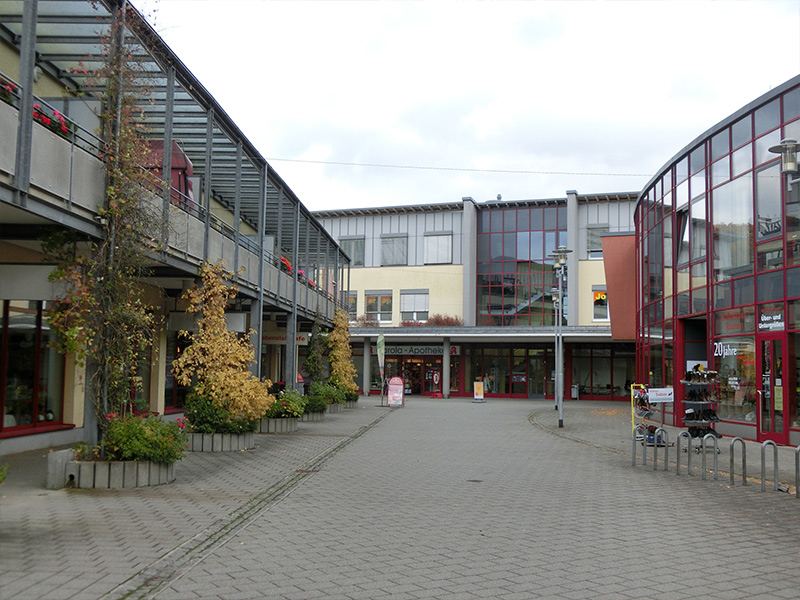 Blick auf die äußere Ladenpassage des Rabensteincenters mit der Carola Apotheke und dem Schuhhaus Holstein