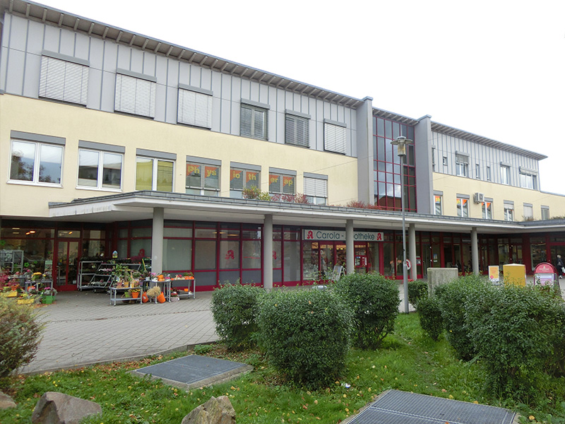 Blick auf die Carola Apotheke,den Floristikshop Richterund die Physiotherapie Josephim Rabensteincenter