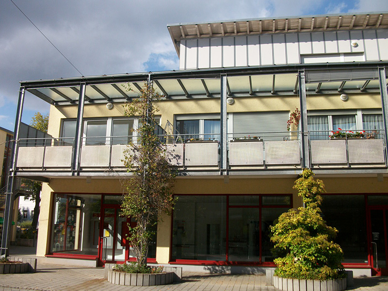 Blick auf zu vermietende Büro-/Ladenflächen sowie Mietwohnungen im Rabensteincenter